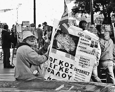 自債務(wù)危機(jī)爆發(fā)以來，希臘承諾實(shí)施以減薪、增稅、裁員和私有化為主要內(nèi)容的緊縮和改革政策。一系列的緊縮措施使民眾生活受到嚴(yán)重影響，約1/4的家庭陷入貧困。圖為今年1月希臘大選期間，在雅典市中心國會(huì)大廈前廣場乞討的老人。