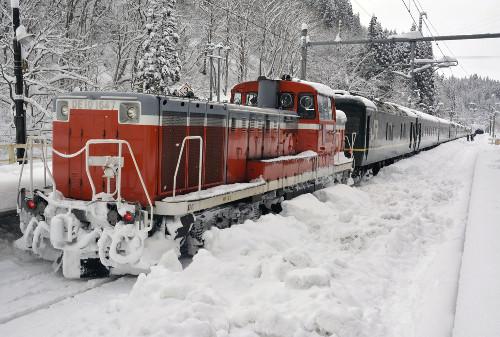 JR一臥鋪特急列車，因大雪在JR奧羽線津輕湯站附近拋錨，約130名乘客不得不在車上過夜。