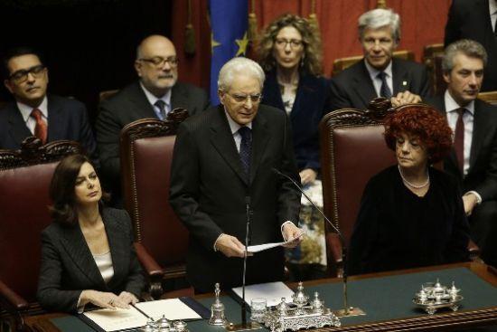 意大利新當(dāng)選總統(tǒng)塞爾焦·馬塔雷拉(中)。