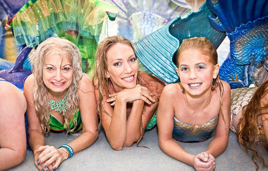 一年一度的Merfest大會在美國凱里舉行，數(shù)百男女齊聚那里慶祝成為“人魚”。（網(wǎng)頁截圖）