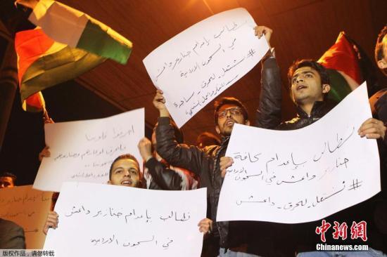 約旦軍方宣布，被極端組織“伊斯蘭國(guó)”劫為人質(zhì)的飛行員卡薩斯貝已遭殺害，憤怒的抗議群眾聚集首都安曼。 視頻：約旦政府談人質(zhì)遇害：一定會(huì)做出強(qiáng)有力回?fù)魜碓?央視新聞