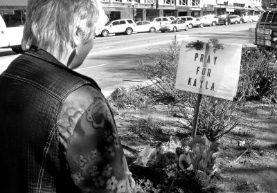 2月10日，美國亞利桑那州，民眾獻(xiàn)花悼念遇難的美國人質(zhì)米勒。圖/東方IC