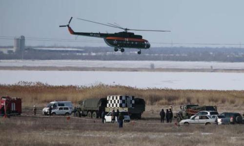 圖片說明：當(dāng)?shù)貢r(shí)間2月11日，一架俄羅斯蘇—24轟炸機(jī)在著陸過程中墜毀，救援人員正在偵察失事區(qū)域。(