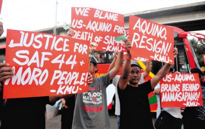 2月3日，菲律賓馬尼拉，民眾舉行示威游行悼念遇難的44名特警，并要求總統(tǒng)阿基諾下臺，對此次反恐行動失敗負責(zé)。