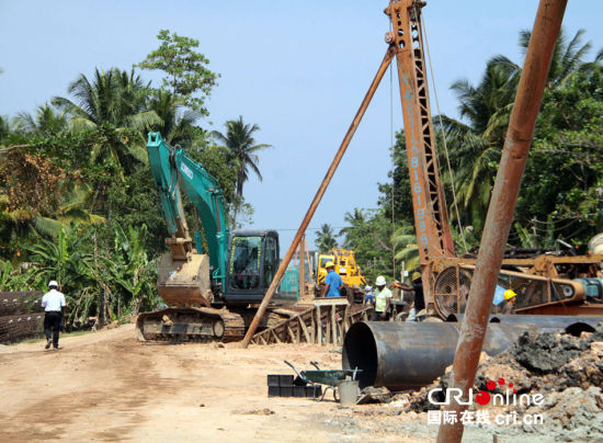 　斯里蘭卡南部鐵路項目施工現(xiàn)場。一臺打樁機正在進行鐵路橋橋墩作業(yè)。(攝影：孫洋)