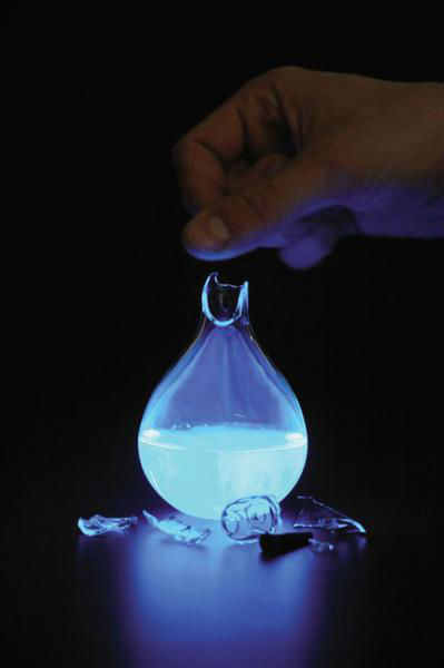 荷蘭藝術(shù)家發(fā)明人血燃料燈，一滴血照亮整間房。圖片來源：新加坡《聯(lián)合早報(bào)》網(wǎng)站