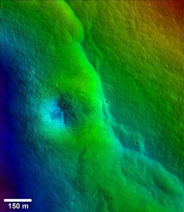 不只月球引力影響地球，科學(xué)家借由月球表面數(shù)千的裂縫推斷，地球引力似乎正對(duì)月球表面造成嚴(yán)重影響