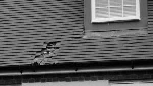 被砸出的洞。