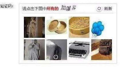 澎湃新聞記者從鐵路上海站了解到，目前窗口售票采用的系統(tǒng)與12306網(wǎng)購不同，購票者通過身份證件的驗(yàn)證，即可購票。根據(jù)往年經(jīng)驗(yàn)，每年臘月二十三到二十九的火車票最為緊俏，對應(yīng)的網(wǎng)絡(luò)購票日期為12月4日至10日，春運(yùn)火車票搶票也進(jìn)入最白熱化的狀態(tài)。對此，鐵路部門提醒，如果沒能在第一時間買到票，旅客不妨在起售時間30分鐘后、開車前15天和開車前1天三個時間點(diǎn)“撿漏”，可能會有意外的收獲。