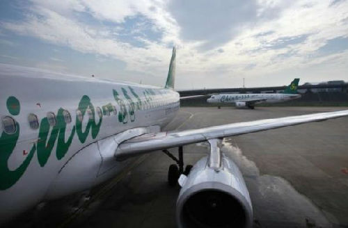 資料圖片：上海虹橋機(jī)場(chǎng)?？康囊患艽呵锖娇湛蜋C(jī)。（圖片來源：路透社）