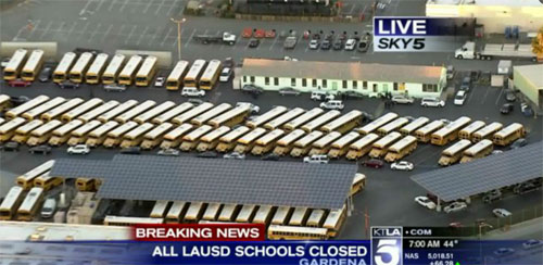 圖：美國KTLA電視臺直播畫面顯示，洛杉磯聯(lián)合學(xué)區(qū)校巴已被叫停，家長被通知暫不能送孩子上學(xué)。