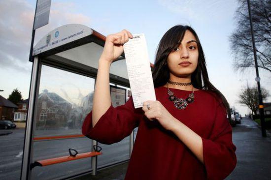 事發(fā)當時薩迪克并未帶任何身份證件，無法證實自己真的只有15歲，百口莫辯的她，最后只好在全車乘客的注目下被趕下車和罰款，被迫走路回家。