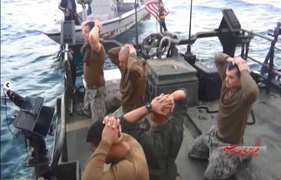 圖為美國大兵雙手抱頭，跪地道歉。