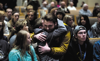 2月21日，美國密歇根州卡拉馬祖縣，連環(huán)槍擊案發(fā)生后，民眾在教堂禱告。