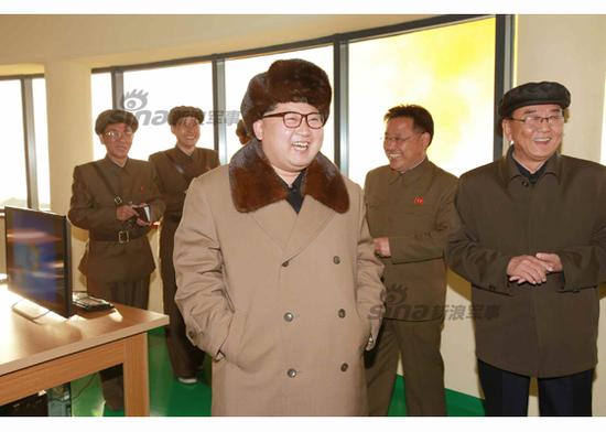 金正恩現(xiàn)場(chǎng)指導(dǎo)工作。