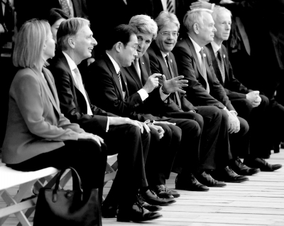 10日，七國外長觀看日本傳統(tǒng)歌舞表演期間，美國國務(wù)卿克里與日本外相岸田文雄在交頭接耳