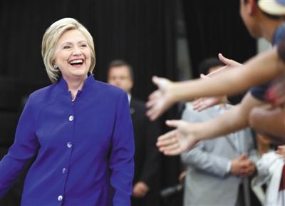 當(dāng)?shù)貢r(shí)間6日，美國(guó)加利福尼亞州長(zhǎng)灘市，心情大好的希拉里與支持者互動(dòng)。 圖/CFP