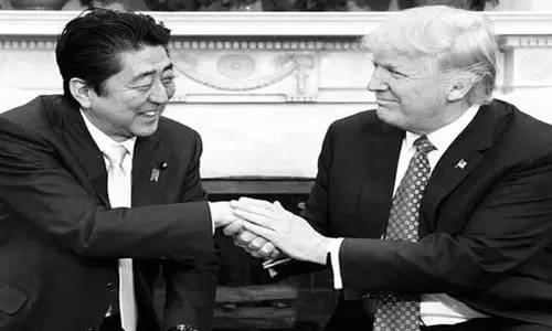 本來來訪者還應(yīng)包括墨西哥總統(tǒng)培尼亞·涅托的。但特朗普簽署行政令稱要在美國和墨西哥之間建墻，還要向墨西哥出口到美國的商品加征20%關(guān)稅的行為惹怒了墨西哥人。