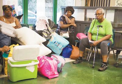 人們?cè)诿绹?guó)佛羅里達(dá)州邁阿密的一個(gè)安置點(diǎn)休息。新華社發(fā)