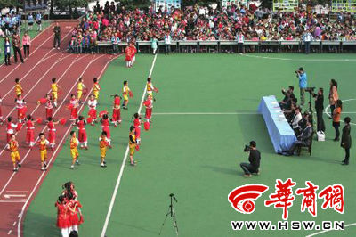 昨日，部分學(xué)生演員身著短袖短褲在表演節(jié)目 本報(bào)記者張欣攝