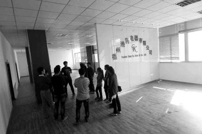 曾經(jīng)看似正規(guī)且豪華的公司，如今空空如也，只剩進門處的公司名稱還赫然在目