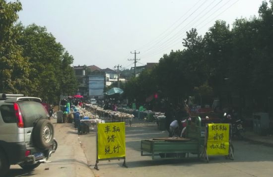 簡陽董家埂鄉(xiāng)，主干道被占道擺酒席