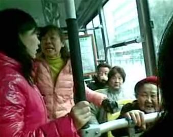 女孩沒給老太讓座被人批。