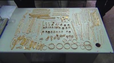 警方追回的被搶金首飾，有172件，2200多克。其余的都被嫌疑人變賣，用來購買手機(jī)的汽車。