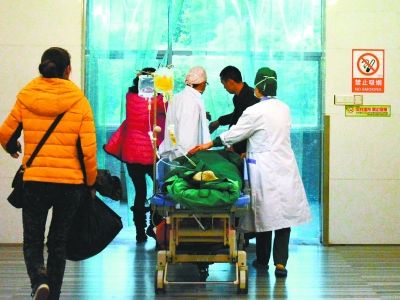 受傷女孩做完手術(shù)被送往重癥監(jiān)護(hù)室。記者楊濤 攝