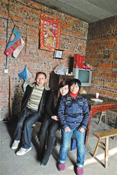 超生女謝先梅(中)、養(yǎng)父謝運才（左）、謝運才的嫂子唐富秀