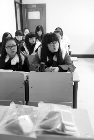 在限時(shí)斷網(wǎng)前，江大已有發(fā)起拒絕手機(jī)低頭族活動(dòng)，圖為設(shè)立了手機(jī)暫存袋的課堂 吳奕 攝