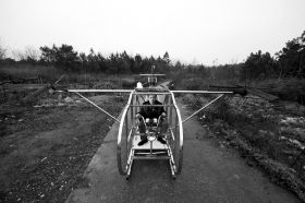 3月12日，汨羅白塘鄉(xiāng)趕洲村，李厚勝坐在他的“魚鷹直升機(jī)”上。圖/記者謝長貴