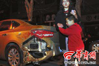 豐慶路226號(hào)的足浴店起火殃及樓下車輛，一個(gè)車主將車搶救出來后仍驚魂未定