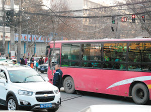 一個多小時，除了短暫的休息，郭師傅一直在車流中舉著木棍 圖片由市民孫先生提供