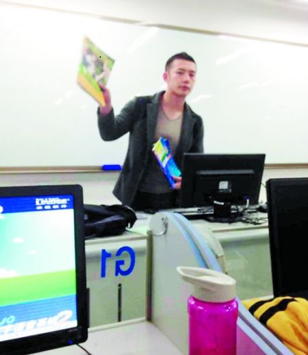 讓甘麟翰爆紅的，就是這張商學(xué)院大一學(xué)生在課堂上拍攝的照片。