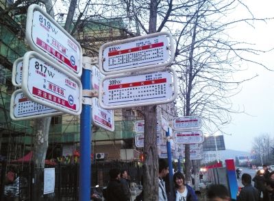 3月16日，江蘇省南京市，眾多乘客在“火車站廣場東”站臺候車。圖/東方IC