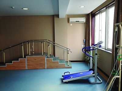  中心里健身設(shè)施一應(yīng)俱全。