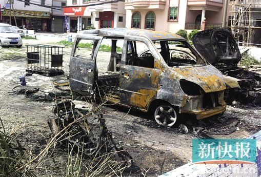 涉事面包車燒剩鐵殼。