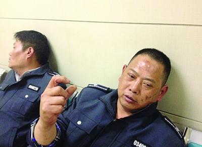 被打傷的城管隊(duì)員。陳郁攝