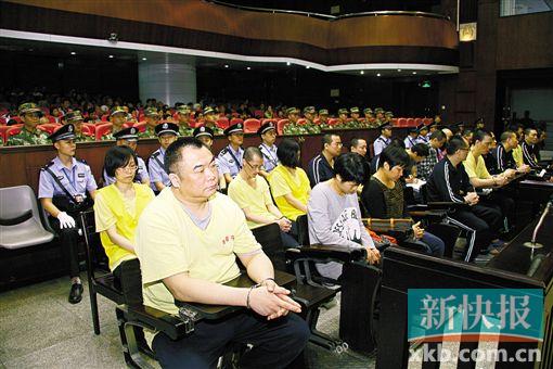 ■蔣洪偉(左一)等二十幾名被告被指控犯集資詐騙罪,昨日集體過堂。　　 鄭朝暉/攝