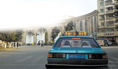 前天傍晚，石柱縣城內(nèi)，譚師傅開著“我被打劫，請(qǐng)報(bào)警”的出租車載客，市民看到后紛紛報(bào)警。網(wǎng)絡(luò)截圖