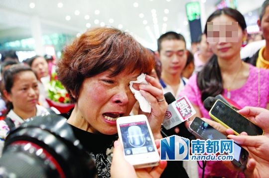 昨日，被拐25年的翁女士(粉紅色衣服者)與生母在深圳機場見面。