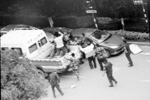 沖突現(xiàn)場(chǎng)，協(xié)管員揮拳打向女商販 視頻截圖