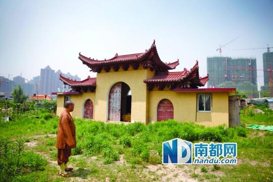 十里古寺2008年被拆,現(xiàn)在只剩下一個(gè)廟門。南都記者 陳志剛 攝