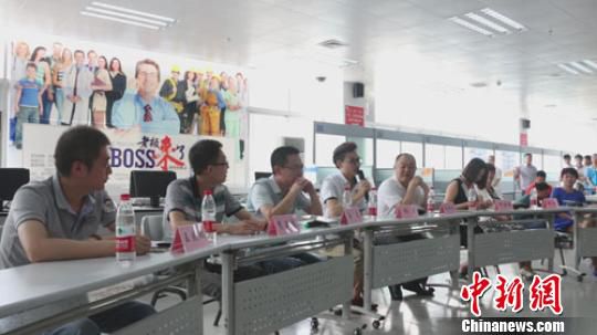 　招聘會現(xiàn)場，用人單位老板一字排開，與求職者面對面交流　李超慶　攝