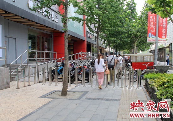 圖中道路左側(cè)的無障礙通道被鋼管隔離,右側(cè)的盲道也被侵占。