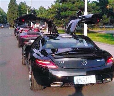 近日，一組“北體大畢業(yè)典禮豪車(chē)云集堪比車(chē)展”組圖在網(wǎng)絡(luò)爆紅。網(wǎng)絡(luò)截圖