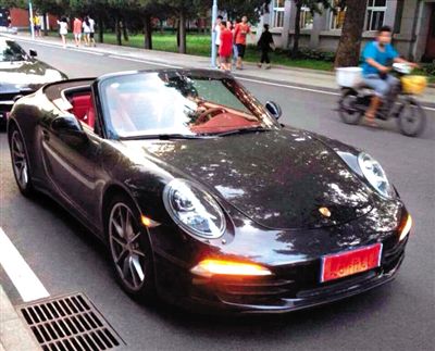 近日，一組“北體大畢業(yè)典禮豪車(chē)云集堪比車(chē)展”組圖在網(wǎng)絡(luò)爆紅。網(wǎng)絡(luò)截圖