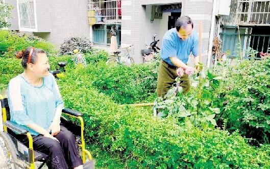 帥氣退伍兵娶殘疾女孩 辭掉公職照料23年成佳話(huà)