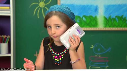 兒童試玩90年代游戲機(jī)面對“古董”困惑抓狂（圖）